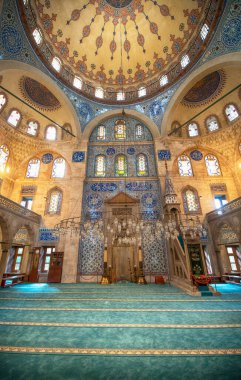 İSTANBUL, TURKEY - 16 Nisan 2019, Mimar Sinan tarafından 1578 'de inşa edilen Sokullu Mehmet Paşa Camii' nin içi. Eski şehir merkezinde. Fatih 'in Kadirga mahallesindeki Osmanlı camii.