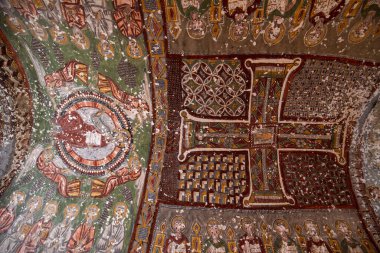 Kapadokya, Aksaray, Türkiye - 10 Kasım 2019: Ihlara Vadisi 'ndeki bir mağara kilisesi içinde. Manastır en büyük dini binalardan biridir. Mağara oluşumları 