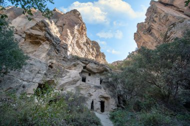 Ihlara Vadisi (Türkçe: İhlara Vadisi), Türkiye 'nin Kapadokya bölgesinin güneybatısında yer alan bir kanyondur. Aksaray ilinin, Türkiye. Mağara kilisesiyle güzel manzara