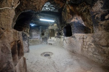Guzelyurt Yeraltı Kenti içinde, Kapadokya, Guzelyurt Vadisi, Türkiye. Ihlara Vadisi 'ndeki çok katlı antik bir mağara şehri.