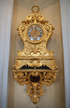 İstanbul, Türkiye - 12 Nisan 2019: Şehir merkezindeki Divan Yolu Caddesi 'nde Sultan 2. Mahmut' un anıt mezarı ve mezarı. Mozolenin kendisi üç Osmanlı sultanının lahitine ev sahipliği yapıyor..