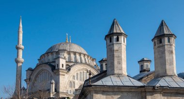 İstanbul, Türkiye 'de inşa edilen ilk barok bina olan Nuruosmaniye Camii' nin (Türkçe: Camii) manzarası. 1755 'te, Sultan III. Osman döneminde.