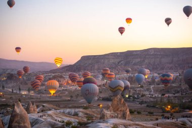 Goreme Ulusal Parkı 'nda güzel manzaralar. Yüzlerce renkli sıcak hava balonu gün doğumunda gökyüzünde uçuşuyor. Vadi Kapadokya, Türkiye 'de inanılmaz kaya oluşumları