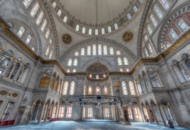 İstanbul, Türkiye - 12 Nisan 2019: İstanbul 'da inşa edilen ilk barok bina olan Nuruosmaniye Camii' nin içi. 1755 'te, Sultan III. Osman döneminde.