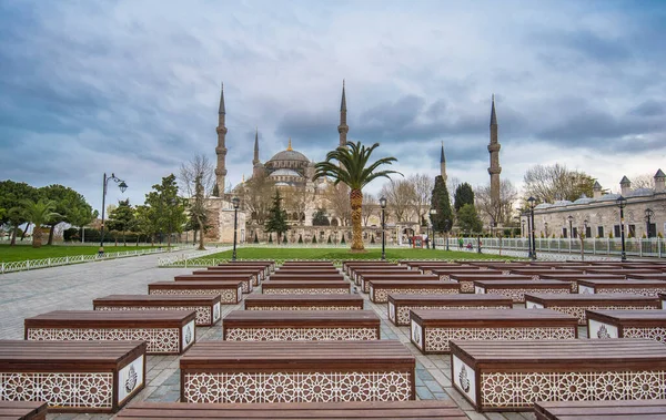 Istanbul Turkey April 2019 Benches Front Sultanahmet Camii Mosque Blue — Stock Photo, Image
