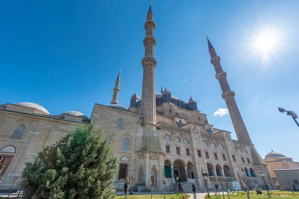 EDIRNE, TURKEY - 30 Nisan 2019: Edirne, Türkiye 'deki Selimiye camiinin avlusu. Cami Sultan II. Selim tarafından yaptırıldı ve Mimar Sinan tarafından inşa edildi. Unesco miras sitesi.