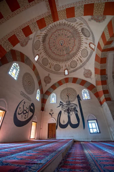 Edirne, Türkiye - 10 Mayıs 2019: Eski Cami 'nin İçi (Eski Camii veya Ulu Cami). 15. yüzyılın başlarında Osmanlı camisi. Emir Süleyman 'ın emri, Beyazit' in oğullarından biri.