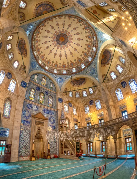 İSTANBUL, TURKEY - 16 Nisan 2019, Mimar Sinan tarafından 1578 'de inşa edilen Sokullu Mehmet Paşa Camii' nin içi. Eski şehir merkezinde. Fatih 'in Kadirga mahallesindeki Osmanlı camii.