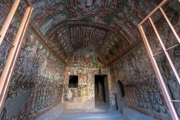Kapadokya, Aksaray, Türkiye - 10 Kasım 2019: Ihlara Vadisi 'ndeki bir mağara kilisesi içinde. Manastır en büyük dini binalardan biridir. Mağara oluşumları 