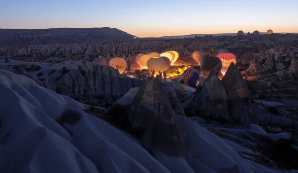 ゴレメ国立公園の美しいシーン 日の出に空を飛ぶ何百ものカラフルな熱気球 トルコのカッパドキア渓谷における信じられないほどの岩の形成 — ストック写真