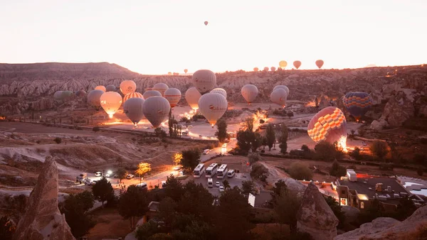 Krásné Scény Národním Parku Goreme Stovky Barevných Horkovzdušných Balónů Letících — Stock fotografie