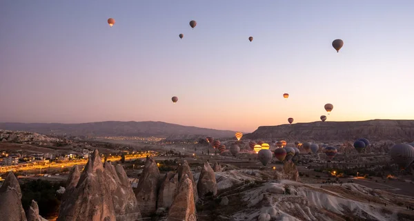 Goreme Ulusal Parkı Nda Güzel Manzaralar Yüzlerce Renkli Sıcak Hava — Stok fotoğraf