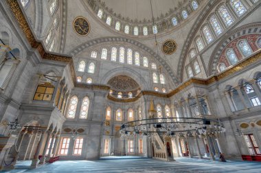 İstanbul, Türkiye - 12 Nisan 2019: İstanbul 'da inşa edilen ilk barok bina olan Nuruosmaniye Camii' nin içi. 1755 'te, Sultan III. Osman döneminde.