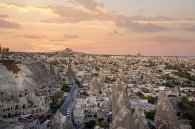 Goreme, Kapadokya, Türkiye. Goreme Ulusal Parkı 'nda güzel manzaralar. Yüzlerce renkli sıcak hava balonu gün doğumunda gökyüzünde uçuşuyor. Vadide inanılmaz kaya oluşumları