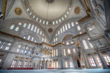 İstanbul, Türkiye - 12 Nisan 2019: İstanbul 'da inşa edilen ilk barok bina olan Nuruosmaniye Camii' nin içi. 1755 'te, Sultan III. Osman döneminde.