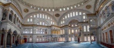 İstanbul, Türkiye - 12 Nisan 2019: İstanbul 'da inşa edilen ilk barok bina olan Nuruosmaniye Camii' nin içi. 1755 'te, Sultan III. Osman döneminde.