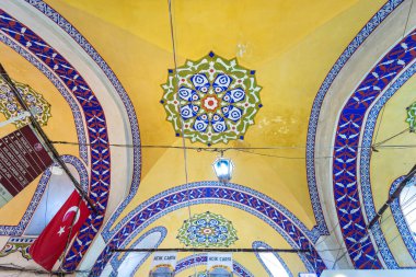 İstanbul, Türkiye - 16 Nisan 2019: İstanbul Büyük Çarşısı 'nın (Kapali Carsi) iç kesimi - dünyanın en ünlü doğu pazarı.