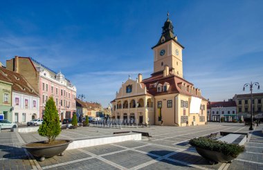 Brasov, Romanya - 25 Ekim 2019: Brasov 'un Eski Kenti Piata Sfatului' nin ana meydanının ortasındaki Belediye Binası. Transilvanya 'nın başlıca turistik cazibesi 