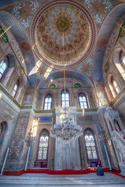 İstanbul, Türkiye - 18 Nisan 2019: İstanbul, Laleli 'deki Pertevniyal Valide Sultan Camii' nin (Aksaray Valide Camii olarak da bilinir) içi. Barok tarzında Osmanlı Camii
