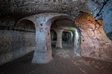 Nevsehir, Türkiye. Kapadokya 'daki Kaymakli Derinkuyu Yeraltı Kenti Tüneli. Eski, çok katlı bir mağara şehri.