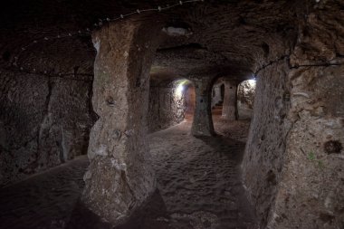 Nevsehir, Türkiye. Kapadokya 'daki Kaymakli Derinkuyu Yeraltı Kenti Tüneli. Eski, çok katlı bir mağara şehri.