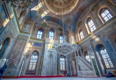 İstanbul, Türkiye - 18 Nisan 2019: İstanbul, Laleli 'deki Pertevniyal Valide Sultan Camii' nin (Aksaray Valide Camii olarak da bilinir) içi. Barok tarzında Osmanlı Camii