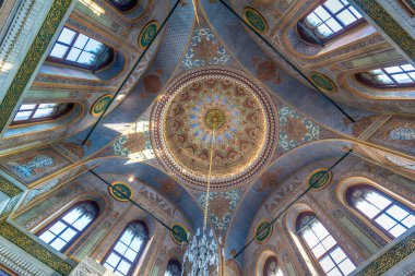İstanbul, Türkiye - 18 Nisan 2019: İstanbul, Laleli 'deki Pertevniyal Valide Sultan Camii' nin (Aksaray Valide Camii olarak da bilinir) içi. Barok tarzında Osmanlı Camii