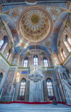 İstanbul, Türkiye - 18 Nisan 2019: İstanbul, Laleli 'deki Pertevniyal Valide Sultan Camii' nin (Aksaray Valide Camii olarak da bilinir) içi. Barok tarzında Osmanlı Camii