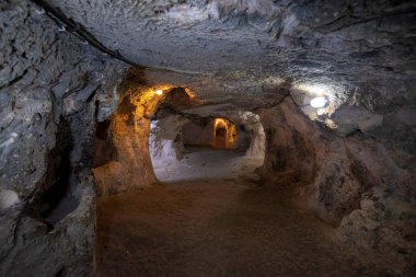 Nevsehir, Türkiye. Kapadokya 'daki Kaymakli Derinkuyu Yeraltı Kenti Tüneli. Eski, çok katlı bir mağara şehri.
