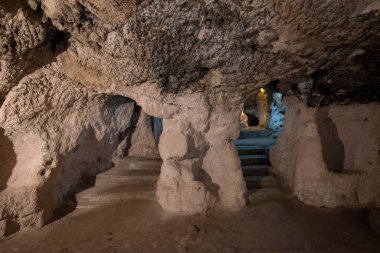 Nevsehir, Türkiye. Kapadokya 'daki Kaymakli Derinkuyu Yeraltı Kenti Tüneli. Eski, çok katlı bir mağara şehri.