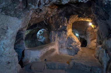Nevsehir, Türkiye. Kapadokya 'daki Kaymakli Derinkuyu Yeraltı Kenti Tüneli. Eski, çok katlı bir mağara şehri.
