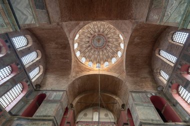 İstanbul, Türkiye - 16 Nisan 2019: Kalenderhane 'nin eski tuğla taş camiinin içi. 12. yüzyılın eski Doğu Bizans Ortodoks kilisesi, bir camiye dönüştürüldü.