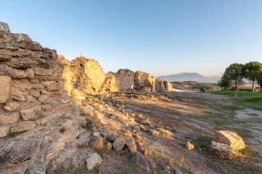 Pamukkale, Türkiye 'deki Roma kenti Hierapolis' in antik kalıntılarının güzel manzarası. Site, Denizli kenti yakınlarındaki UNESCO Dünya Mirası bölgesi.. 