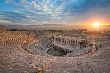 Pamukkale 'deki Roma kenti Hierapolis' in Antik tiyatrosunun güzel günbatımı. Denizli kenti yakınlarındaki UNESCO Dünya Mirası amfitiyatrosu. 