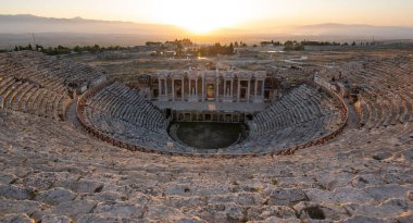 Pamukkale 'deki Roma kenti Hierapolis' in Antik tiyatrosunun güzel günbatımı. Denizli kenti yakınlarındaki UNESCO Dünya Mirası amfitiyatrosu. 