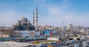 İstanbul, Türkiye - 26 Nisan 2019: Süleyman Camii ve Yeni Cami, Osmanlı İmparatorluk Camii manzarası. Kentin en büyük camilerinden ve Türkiye 'nin en tanınmış camilerinden biridir.. 