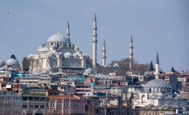 İstanbul, Türkiye - 26 Nisan 2019: Süleyman Camii ve Yeni Cami, Osmanlı İmparatorluk Camii manzarası. Kentin en büyük camilerinden ve Türkiye 'nin en tanınmış camilerinden biridir.. 