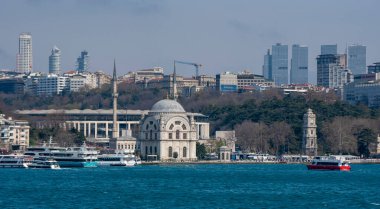 İstanbul, Türkiye - 26 Nisan 2019: Arkaplanda Dolmabahçe Camii ve gökdelenler görülüyor. Boğazdan Görünüm
