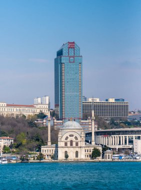 İstanbul, Türkiye - 26 Nisan 2019: Arkaplanda Dolmabahçe Camii ve gökdelenler görülüyor. Boğazdan Görünüm