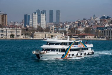 İstanbul, Türkiye - 26 Nisan 2019: Son Osmanlı Sultanlarına ev sahipliği yapan muhteşem Dolmabahce Sarayı manzarası. Önünde gemi, arkasında gökdelenler. Boğazdan Görünüm