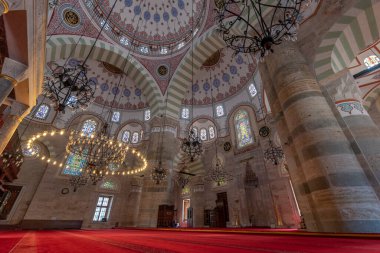 İstanbul, Türkiye - 20 Nisan 2019: Uskudar ilçesinde Mimar Sinan 'ın Mihrimah Sultan Cami Camii' nin içi