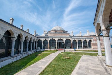 İstanbul, Türkiye - 20 Nisan 2019: Uskudar ilçesindeki Semsi Ahmed Paşa Camii 'nin (Semsi Paşa Camii) manzarası. Osmanlı İmparatorluğu mimarı Mimar Sinan tarafından tasarlandı.