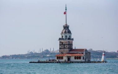İstanbul, Türkiye. Maiden 'ın kulesinin panorama manzarası ve İstanbul' dan gün ortasında İstanbul 'a gelen gemiler. Bulutlu gökyüzü ve berrak mavi su. Türkçe: Kz Kulesi