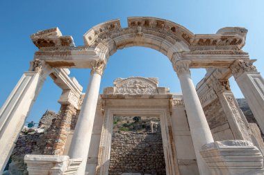 Efes 'teki Hadrian Tapınağı, Selcuk İzmir, Türkiye. Efes antik kenti. Eski Roma binalarıyla UNESCO Dünya Mirası
