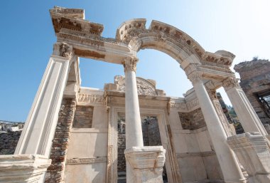 Efes 'teki Hadrian Tapınağı, Selcuk İzmir, Türkiye. Efes antik kenti. Eski Roma binalarıyla UNESCO Dünya Mirası