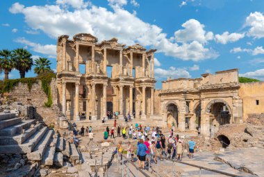 Efes, Selcuk İzmir, Türkiye - 15 Ekim 2019: Celsus Kütüphanesi ve Efes antik kentinde heykel. UNESCO Dünya Mirası İyonya kıyısında antik bir Roma binasıdır..