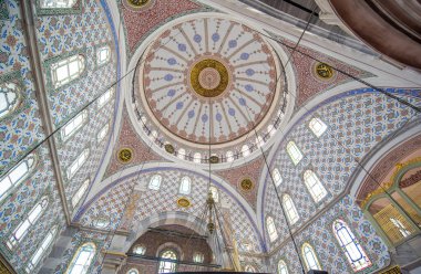 İstanbul, Türkiye - 20 Nisan 2019: Uskudar ilçesindeki Büyük Selimiye Camii (Buyuk Selimiye Cami). Sultan III. Selim tarafından inşa edildi. Barok ve Osmanlı mimarisi