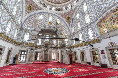 İstanbul, Türkiye - 20 Nisan 2019: Uskudar ilçesindeki Büyük Selimiye Camii (Buyuk Selimiye Cami). Sultan III. Selim tarafından inşa edildi. Barok ve Osmanlı mimarisi