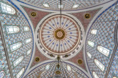İstanbul, Türkiye - 20 Nisan 2019: Uskudar ilçesindeki Büyük Selimiye Camii (Buyuk Selimiye Cami). Sultan III. Selim tarafından inşa edildi. Barok ve Osmanlı mimarisi