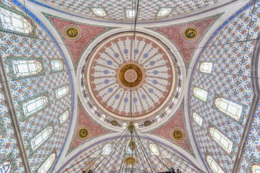 İstanbul, Türkiye - 20 Nisan 2019: Uskudar ilçesindeki Büyük Selimiye Camii (Buyuk Selimiye Cami). Sultan III. Selim tarafından inşa edildi. Barok ve Osmanlı mimarisi